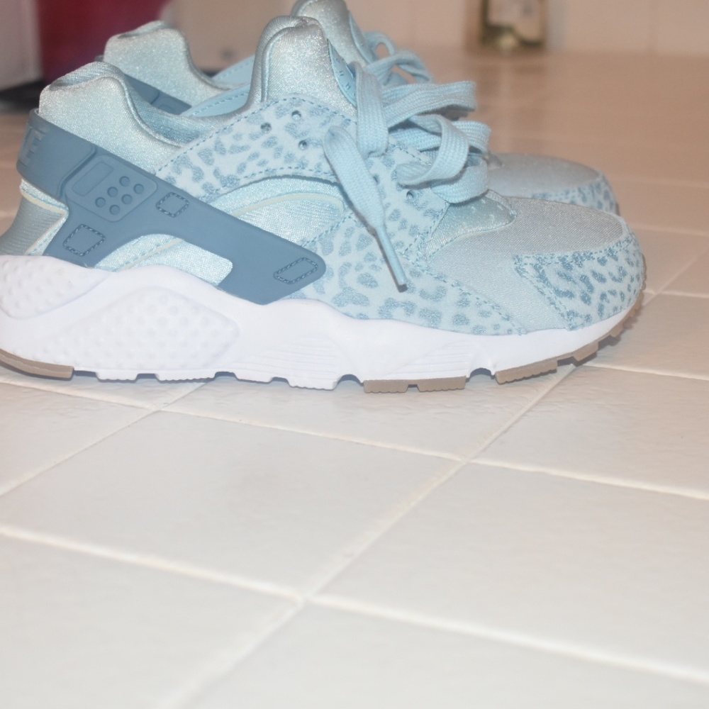O/BO Nike Huraches MAKE ME AN OFFER ON ALL ITEMS